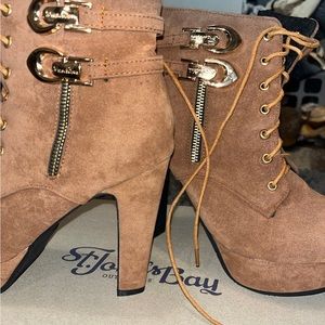 FASHION SUADE HIGH HEEL/Tan/Fashion buckles
THESE ARE JUST GORGEOUSSize 7